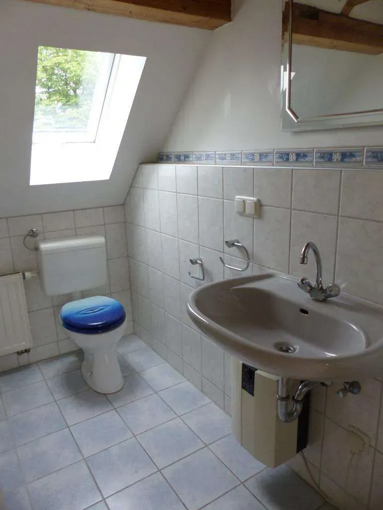 Aufgepasst!!! Günstiges Wohnhaus, teilweise saniert, mit Garage und Garten – Bild 11