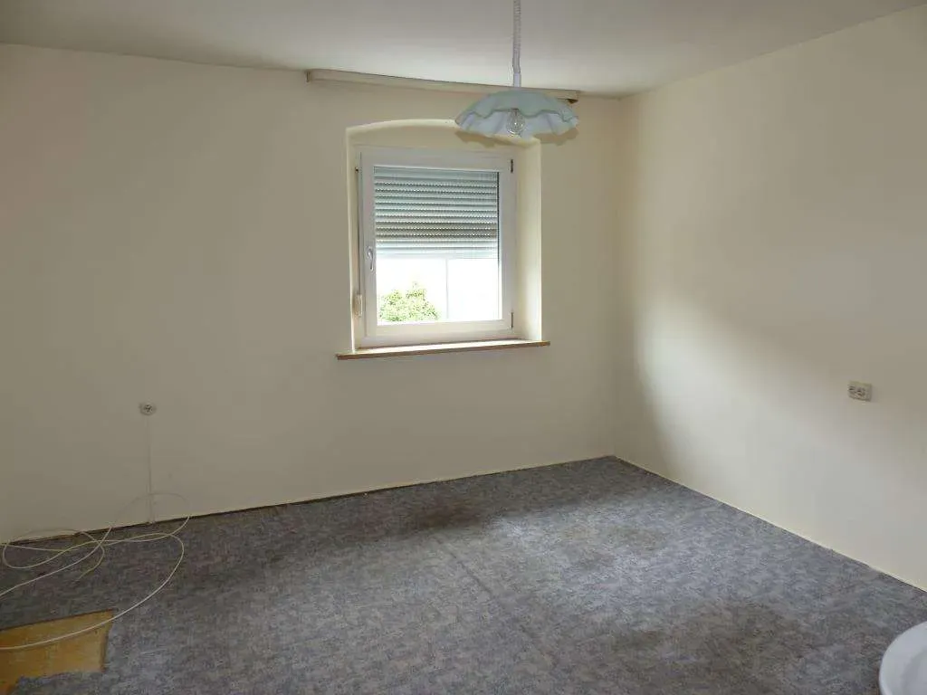 Aufgepasst!!! Günstiges Wohnhaus, teilweise saniert, mit Garage und Garten – Bild 10