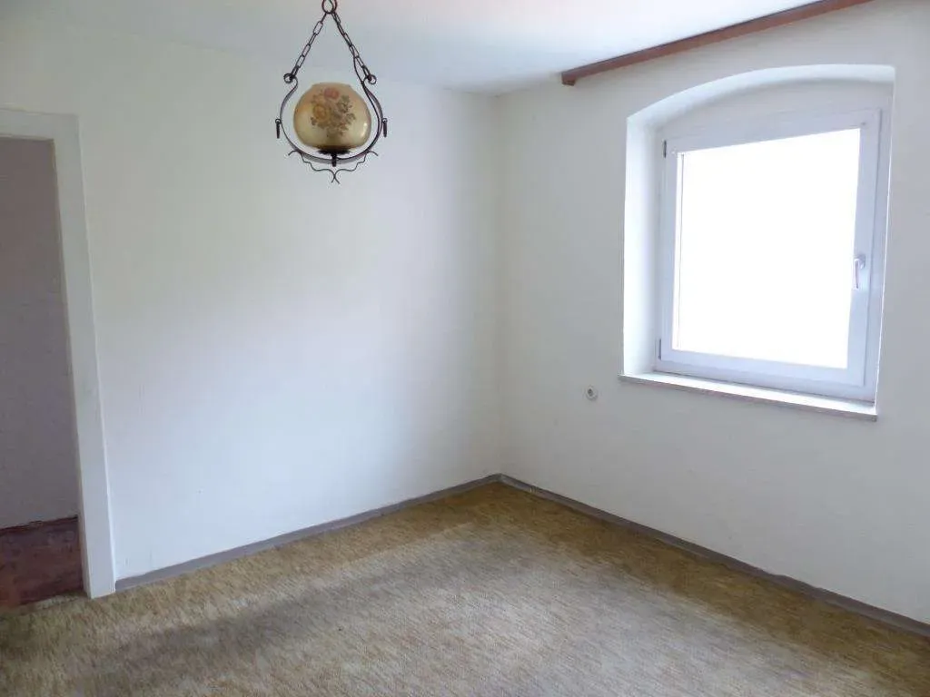 Aufgepasst!!! Günstiges Wohnhaus, teilweise saniert, mit Garage und Garten – Bild 5
