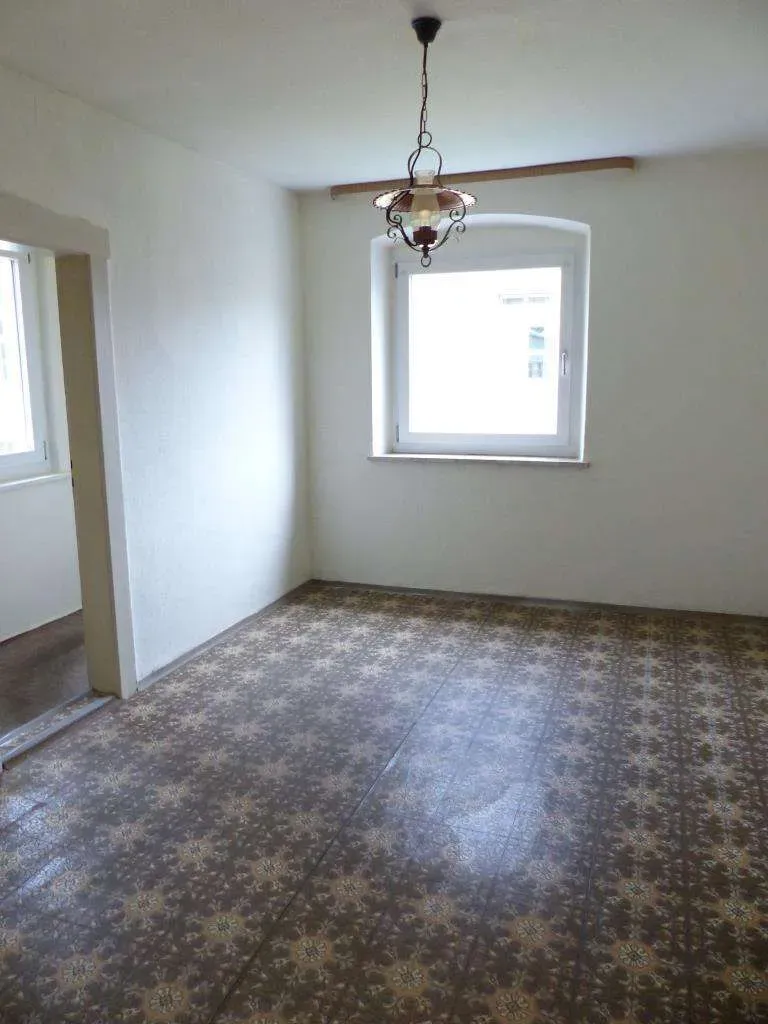 Aufgepasst!!! Günstiges Wohnhaus, teilweise saniert, mit Garage und Garten – Bild 9