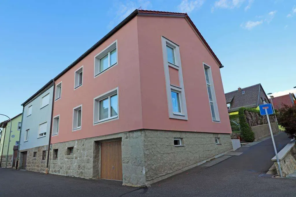 Außenfassade, Fenster u. Dach erneuert! Ansprechendes Wohnhaus mit Garage u. Garten – Bild 2