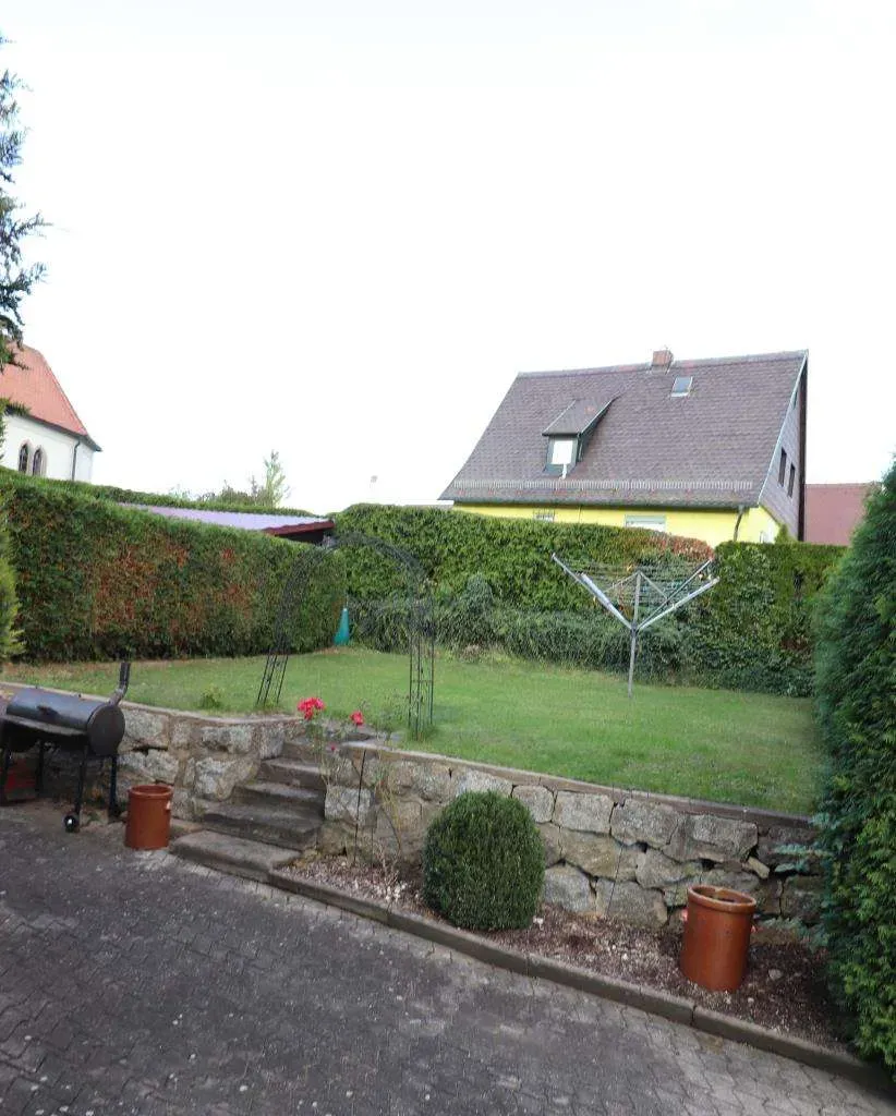 Außenfassade, Fenster u. Dach erneuert! Ansprechendes Wohnhaus mit Garage u. Garten – Bild 4