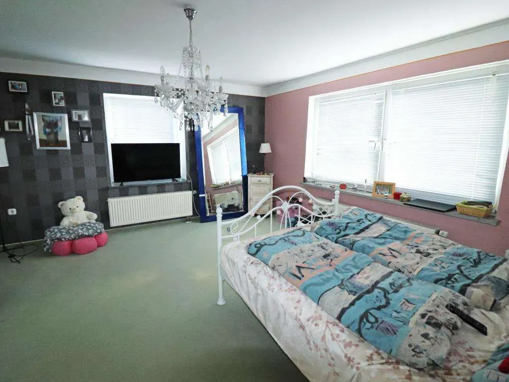 Außenfassade, Fenster u. Dach erneuert! Ansprechendes Wohnhaus mit Garage u. Garten – Bild 14
