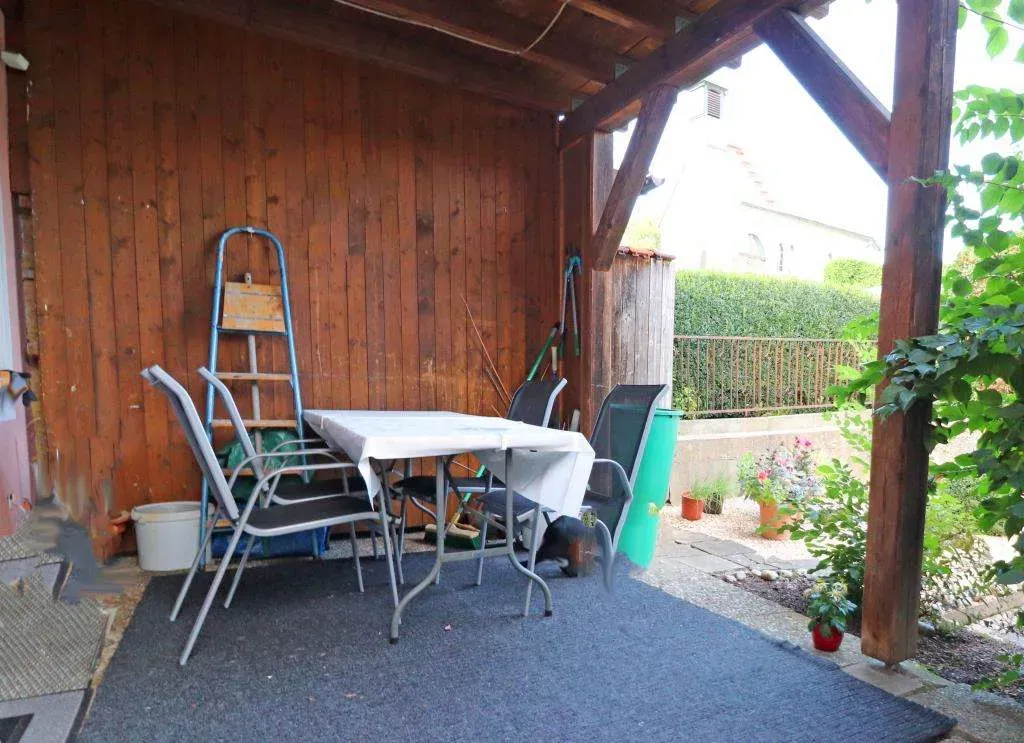 Außenfassade, Fenster u. Dach erneuert! Ansprechendes Wohnhaus mit Garage u. Garten – Bild 3