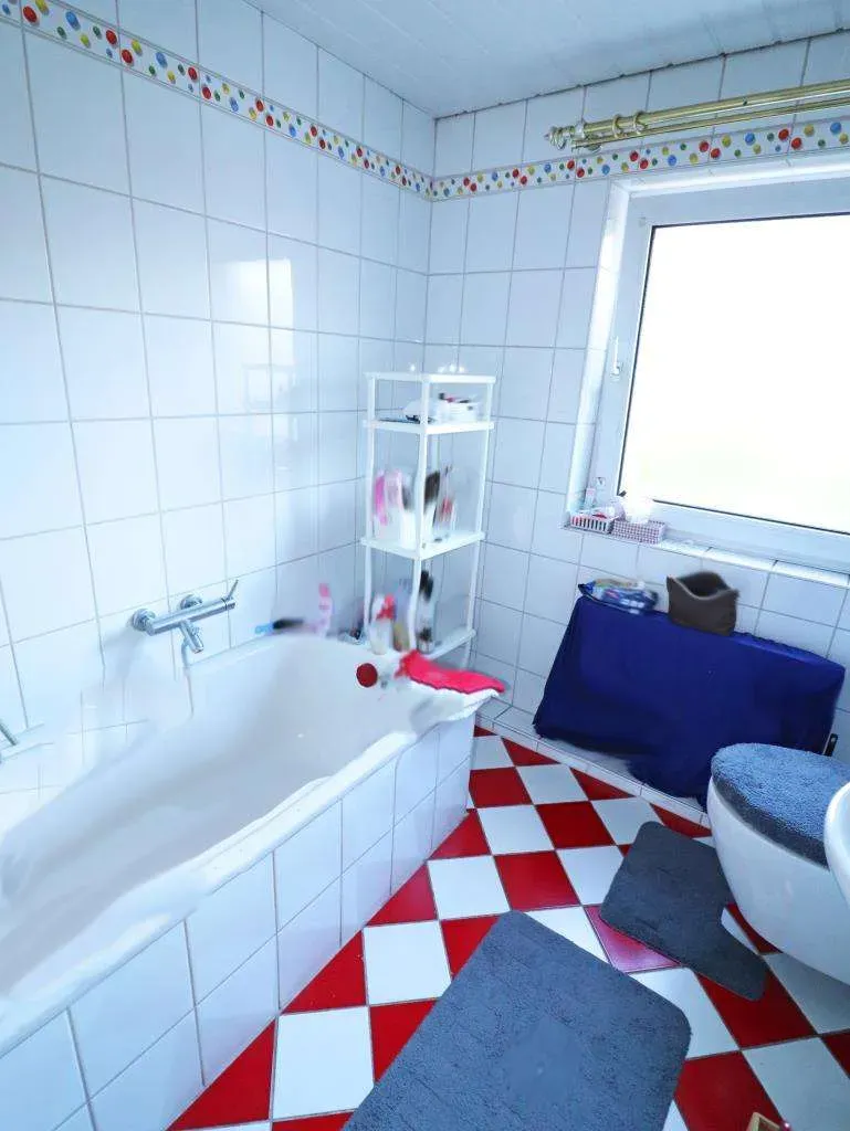 Außenfassade, Fenster u. Dach erneuert! Ansprechendes Wohnhaus mit Garage u. Garten – Bild 12