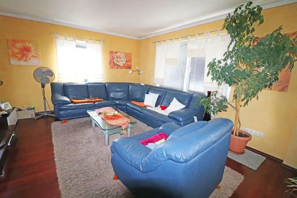 Außenfassade, Fenster u. Dach erneuert! Ansprechendes Wohnhaus mit Garage u. Garten – Bild 5