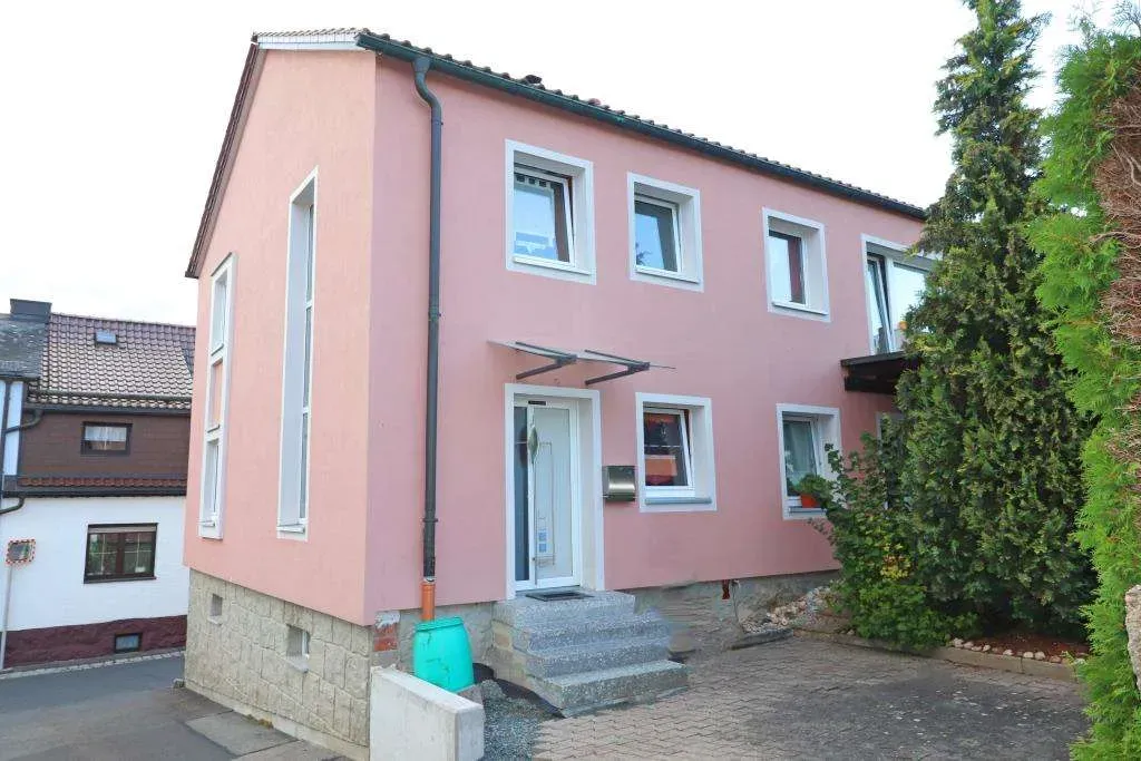 Außenfassade, Fenster u. Dach erneuert! Ansprechendes Wohnhaus mit Garage u. Garten – Bild 1