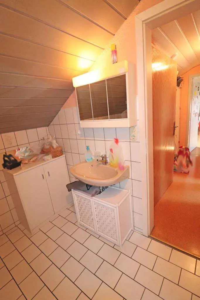 Außenfassade und Balkone erneuert! Ansprechendes Wohnhaus mit verlängerter Garage und Gartenhaus – Bild 14
