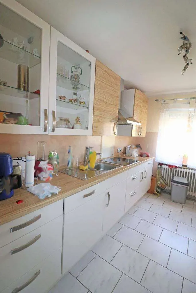 Außenfassade und Balkone erneuert! Ansprechendes Wohnhaus mit verlängerter Garage und Gartenhaus – Bild 9
