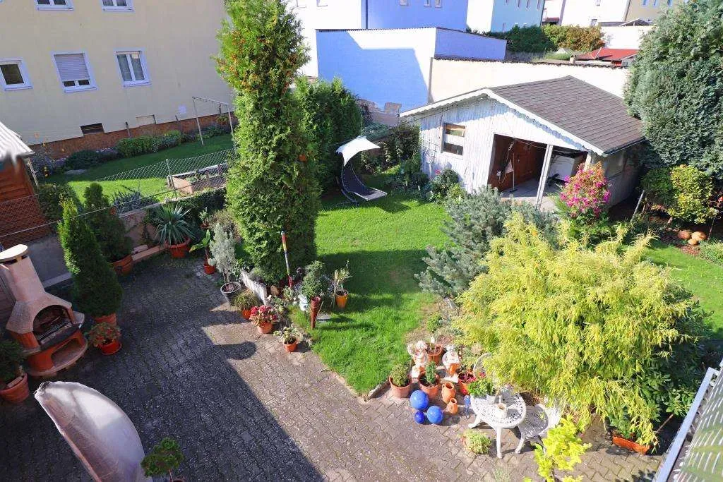 Außenfassade und Balkone erneuert! Ansprechendes Wohnhaus mit verlängerter Garage und Gartenhaus – Bild 3