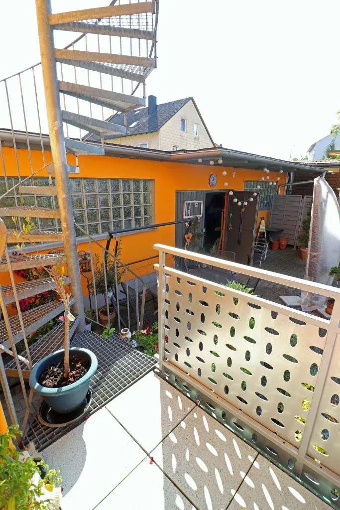 Außenfassade und Balkone erneuert! Ansprechendes Wohnhaus mit verlängerter Garage und Gartenhaus – Bild 5