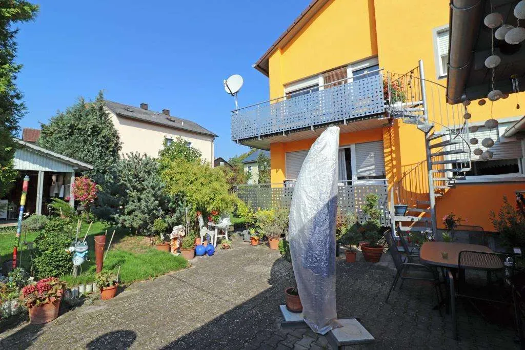 Außenfassade und Balkone erneuert! Ansprechendes Wohnhaus mit verlängerter Garage und Gartenhaus – Bild 2