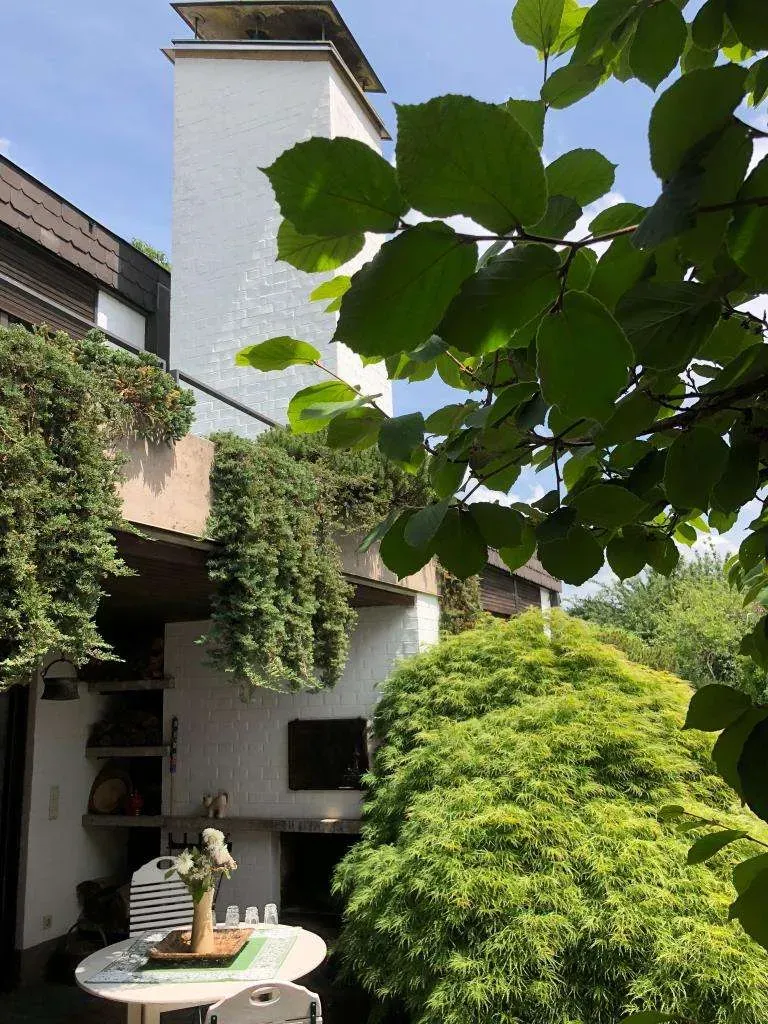 Das Besondere!! Großzügiges Architektenhaus mit Doppelgarage und herrlichem Garten – Bild 3