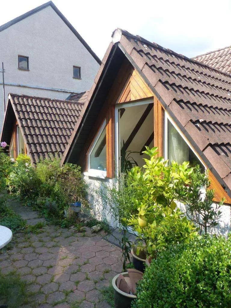 Eigentum statt Miete!!! Günstiges Einfam.-Haus mit Garage, Kachelofen und Garten – Bild 3