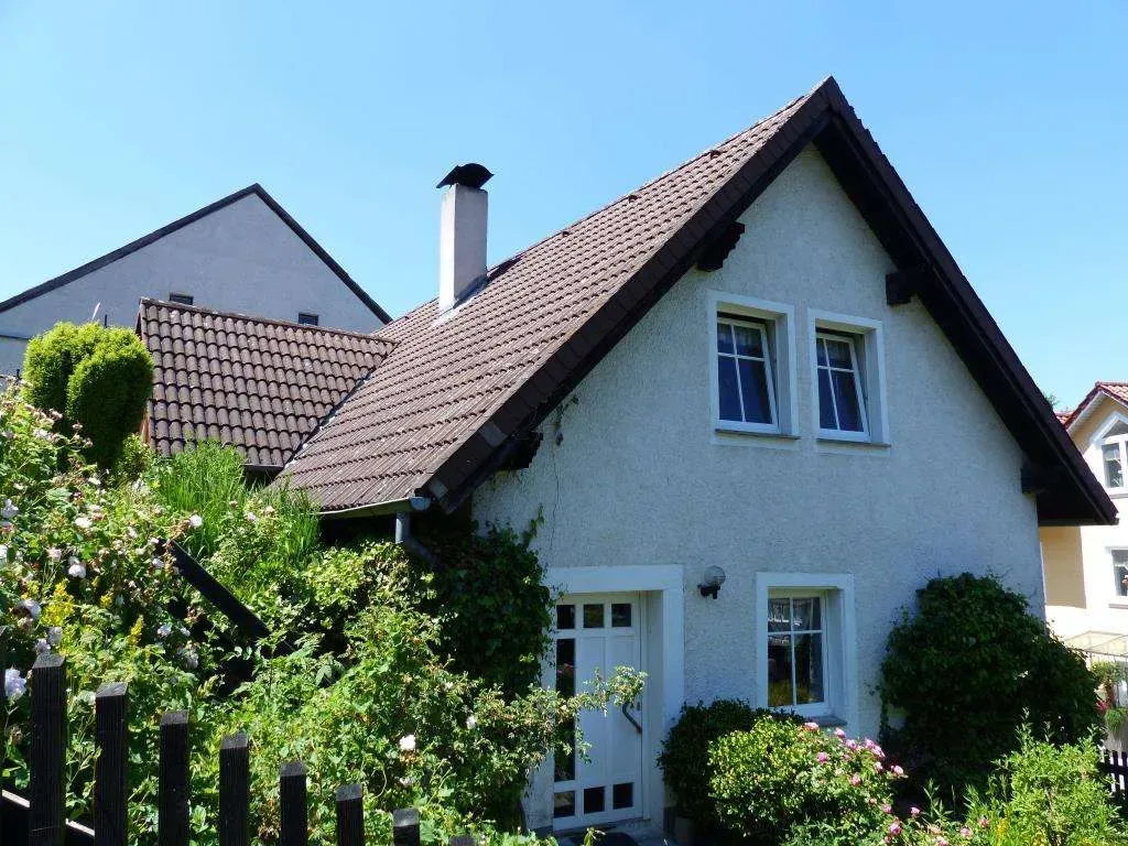 Eigentum statt Miete!!! Günstiges Einfam.-Haus mit Garage, Kachelofen und Garten – Bild 1