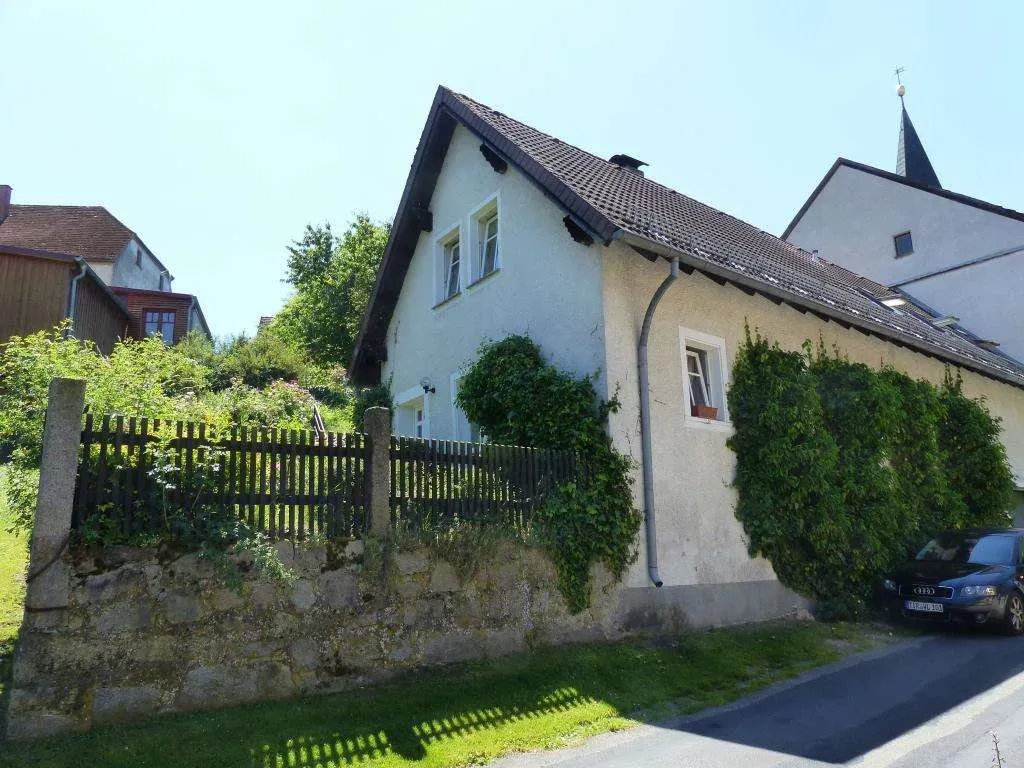 Eigentum statt Miete!!! Günstiges Einfam.-Haus mit Garage, Kachelofen und Garten – Bild 2