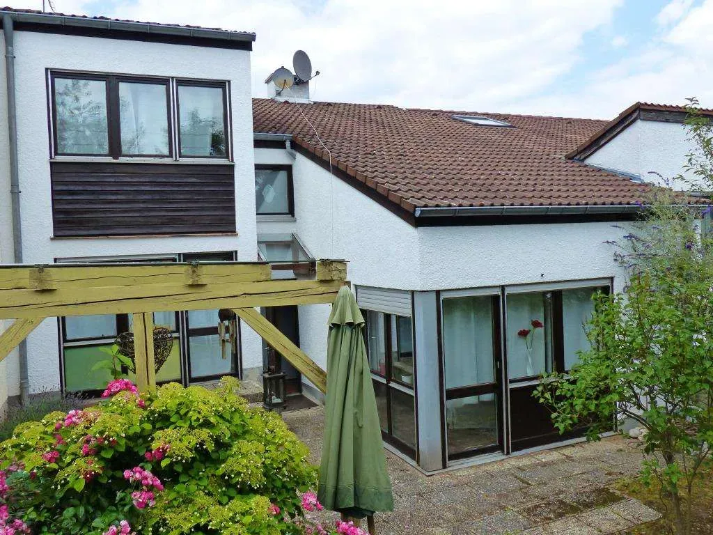 Einfach toll! Modernes Reihenhaus mit Garage, versetzten Wohnebenen und Schwedenofen – Bild 2