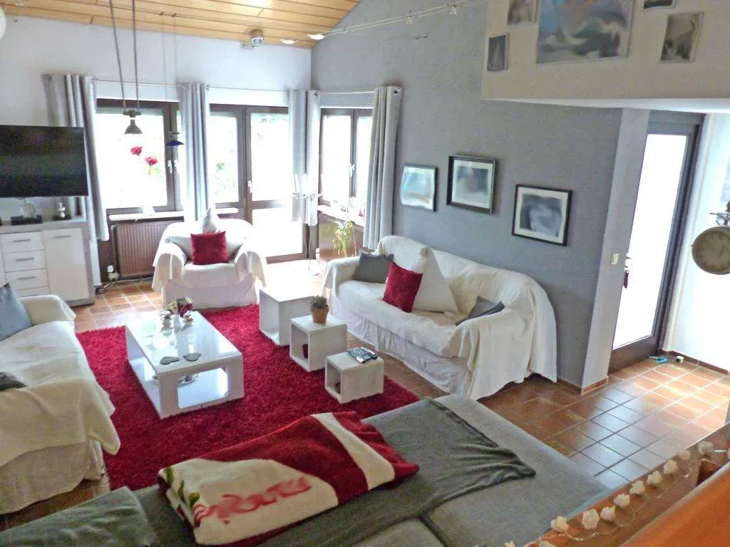 Einfach toll! Modernes Reihenhaus mit Garage, versetzten Wohnebenen und Schwedenofen – Bild 4