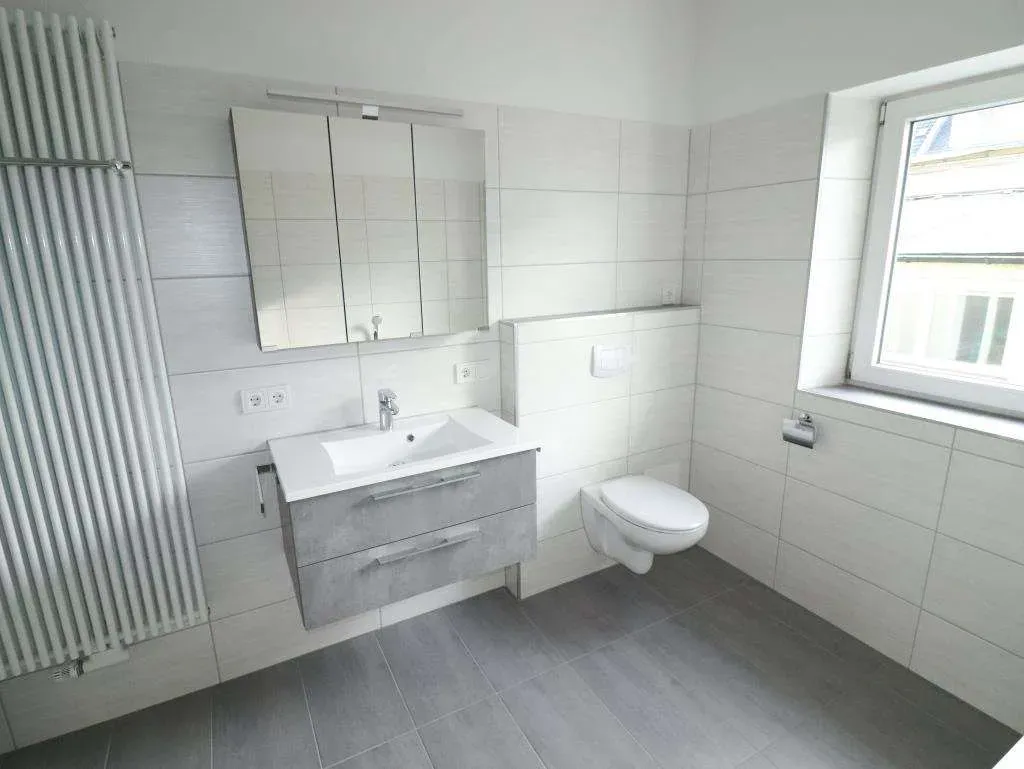 Erstbezug – 2019 neu saniert! 3 Zi.-Whg. mit Balkon im 1.OG, nur 5 Min. zur Innenstadt – Bild 1