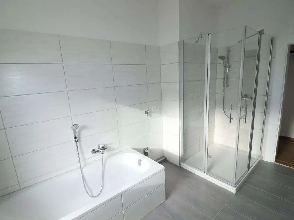Erstbezug – 2019 neu saniert! 3 Zi.-Whg. mit Balkon im 1.OG, nur 5 Min. zur Innenstadt – Bild 3