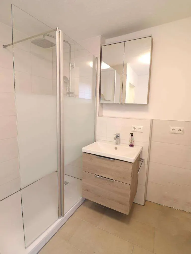 Erstbezug nach Sanierung! Schöne 2 Zi.-ETW komplett renoviert mit Stellplatz im Innenhof – Bild 3