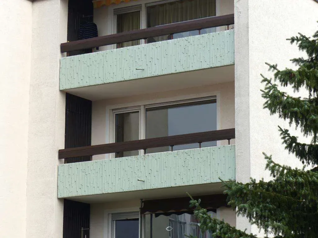 Familien bevorzugt! Ansprechende 4 Zi.-ETW mit Balkon und Garage, Badezimmer und WC erneuert – Bild 2