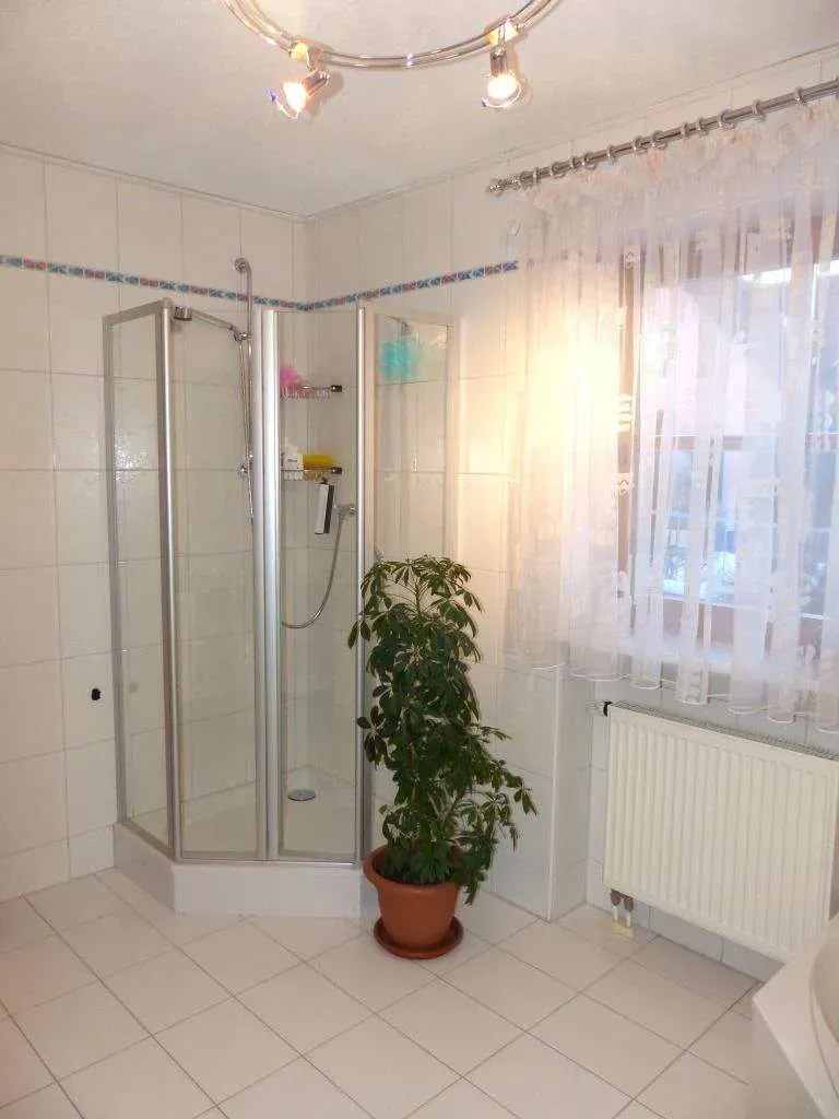 Familien bevorzugt!!! Gepflegtes Einfam.-Haus mit Doppelgarage, Solaranlage und schönem Garten – Bild 8