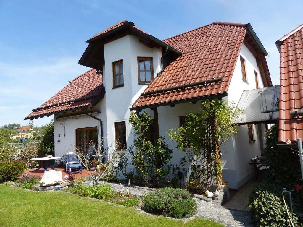 Familien bevorzugt!!! Gepflegtes Einfam.-Haus mit Doppelgarage, Solaranlage und schönem Garten – Bild 1