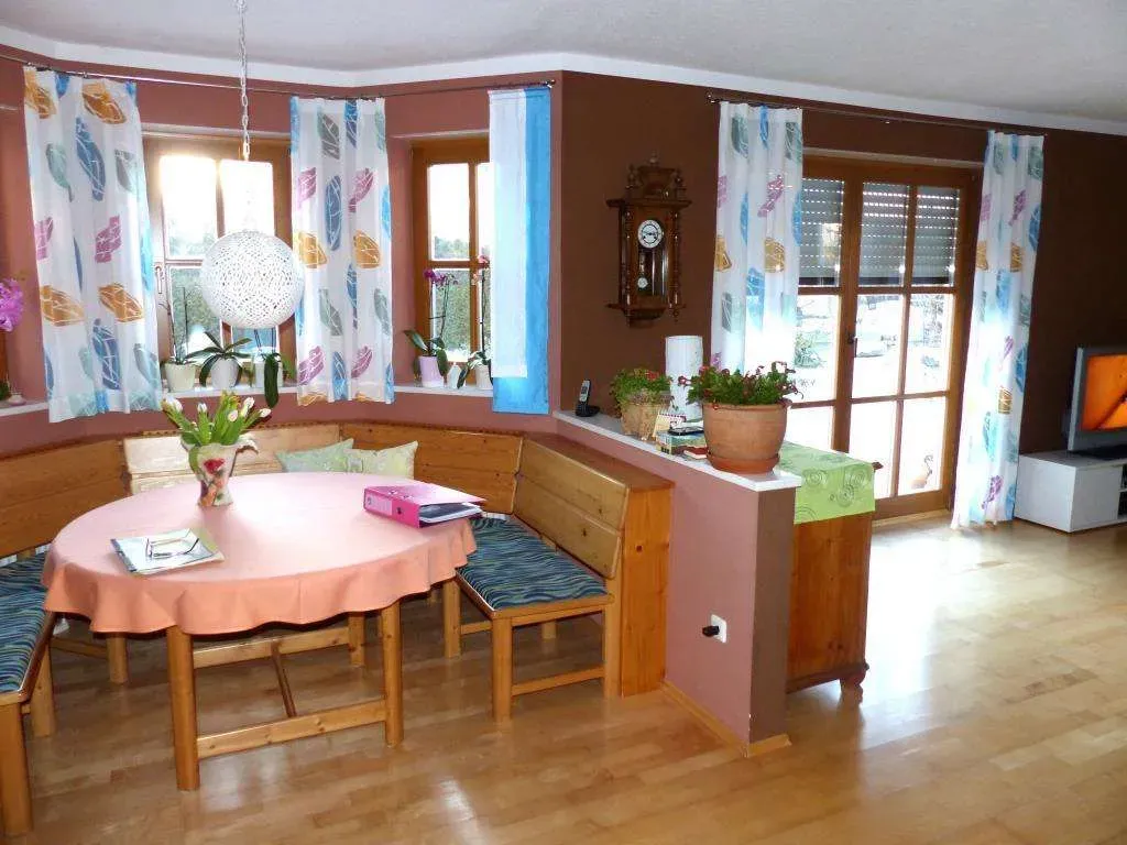 Familien bevorzugt!!! Gepflegtes Einfam.-Haus mit Doppelgarage, Solaranlage und schönem Garten – Bild 4