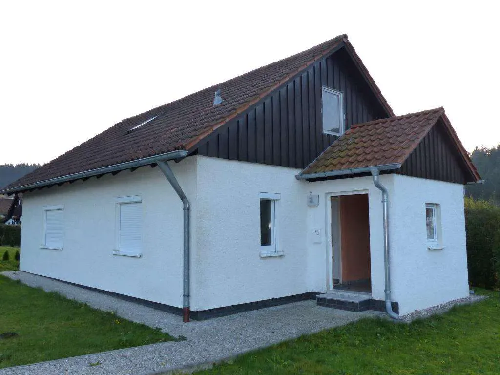 Fernab vom Verkehr!!! Günstiges Wohnhaus mit Wintergarten und Terrasse – Bild 1