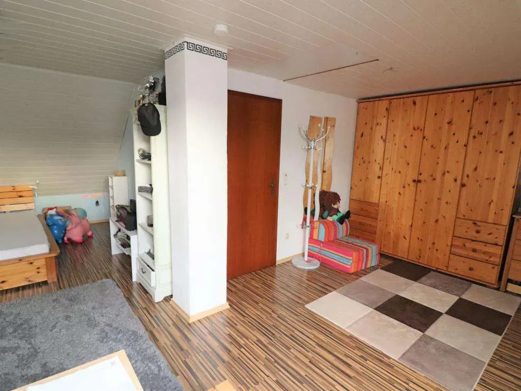Für Familien geeignet! Gepflegtes Reiheneckhaus mit ausgebautem Dachgeschoss und Garage – Bild 15