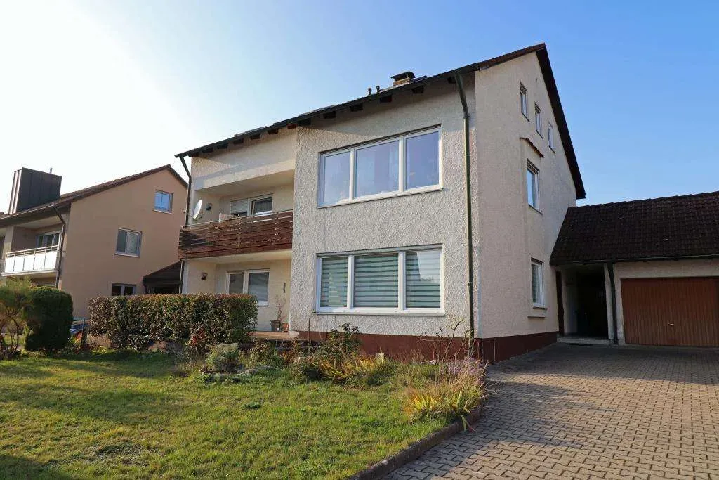 Gepflegte 6 Zi.-Wohnung mit EBK, Garage und Garten, davon 3 Zimmer im separaten DG – Bild 1