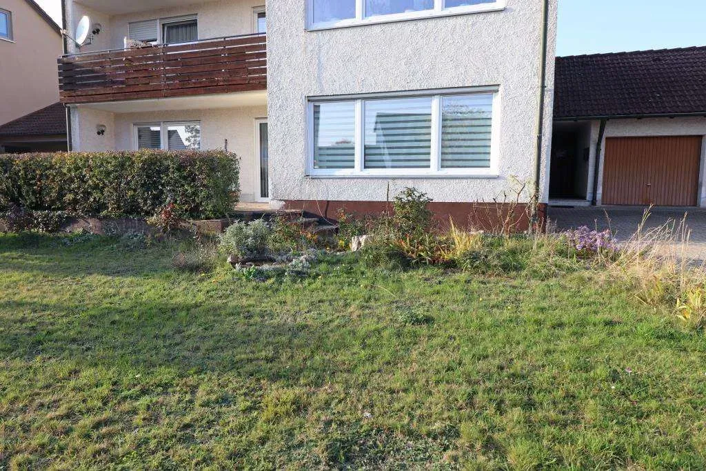 Gepflegte 6 Zi.-Wohnung mit EBK, Garage und Garten, davon 3 Zimmer im separaten DG – Bild 2
