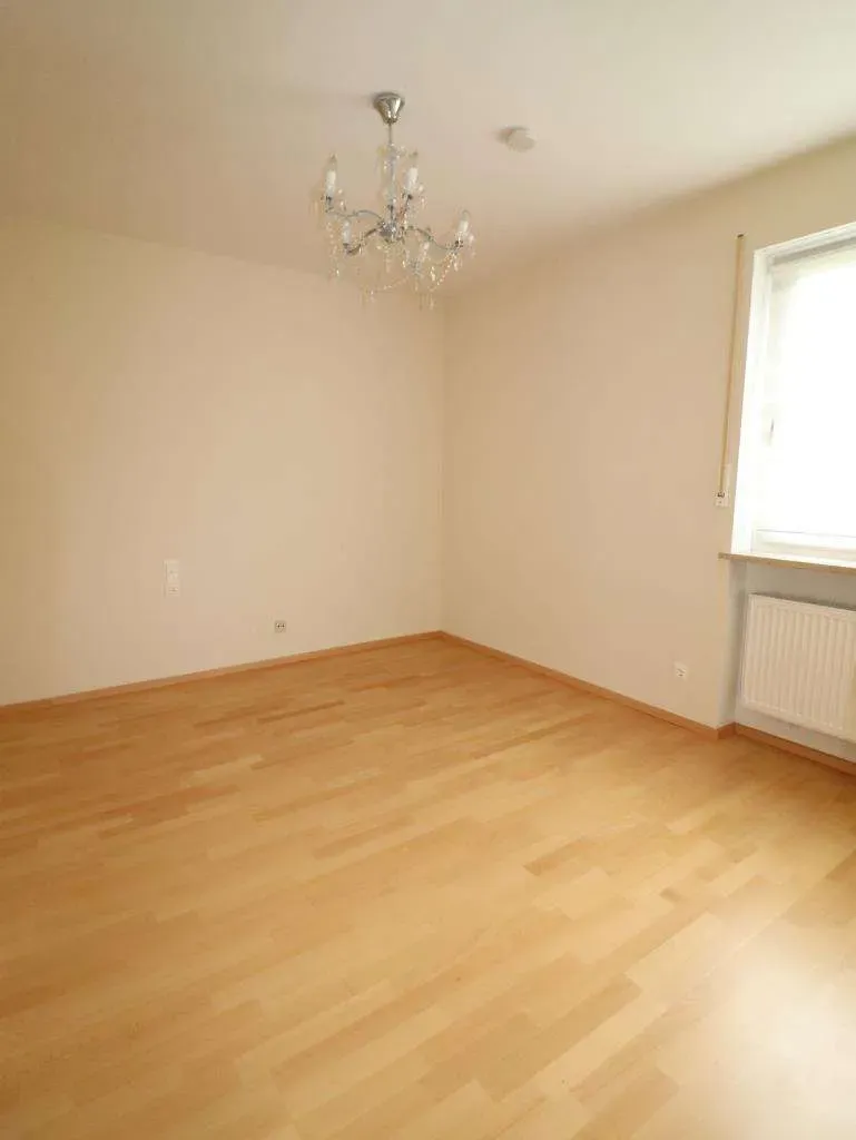 Gepflegte 6 Zi.-Wohnung mit EBK, Garage und Garten, davon 3 Zimmer im separaten DG – Bild 8