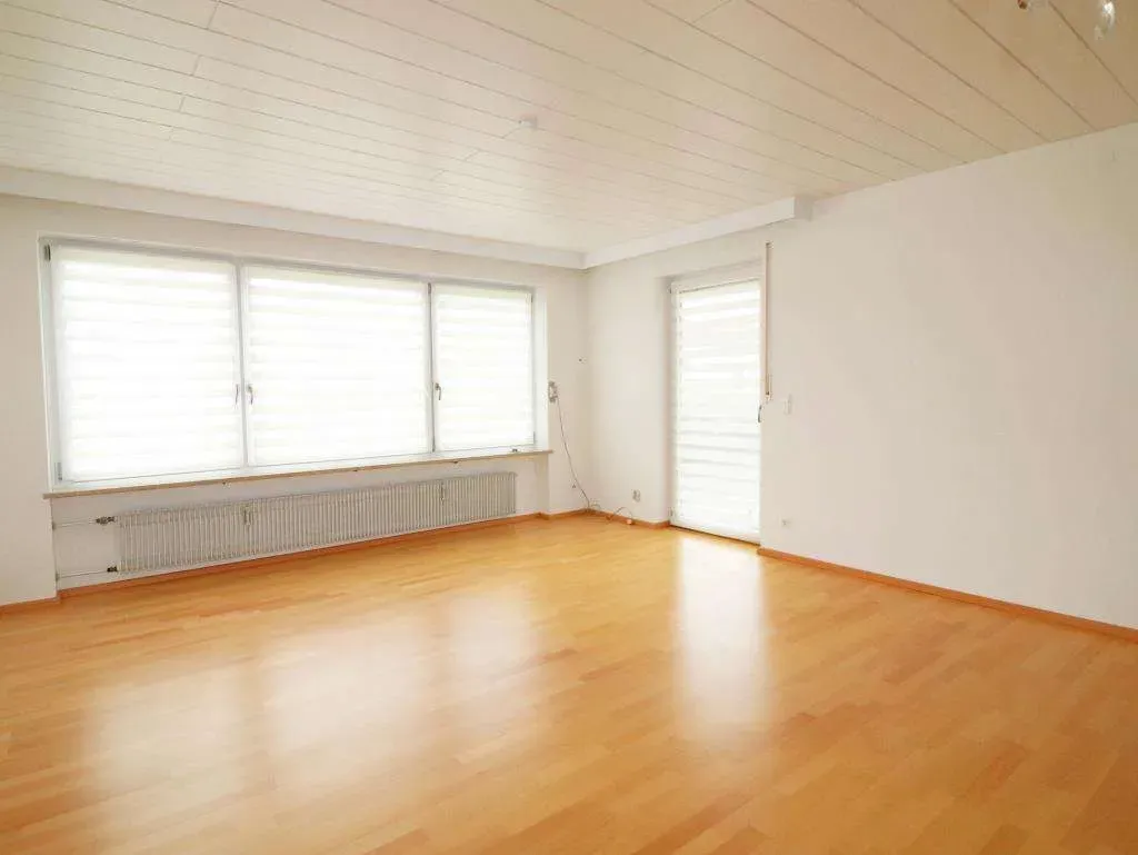 Gepflegte 6 Zi.-Wohnung mit EBK, Garage und Garten, davon 3 Zimmer im separaten DG – Bild 4