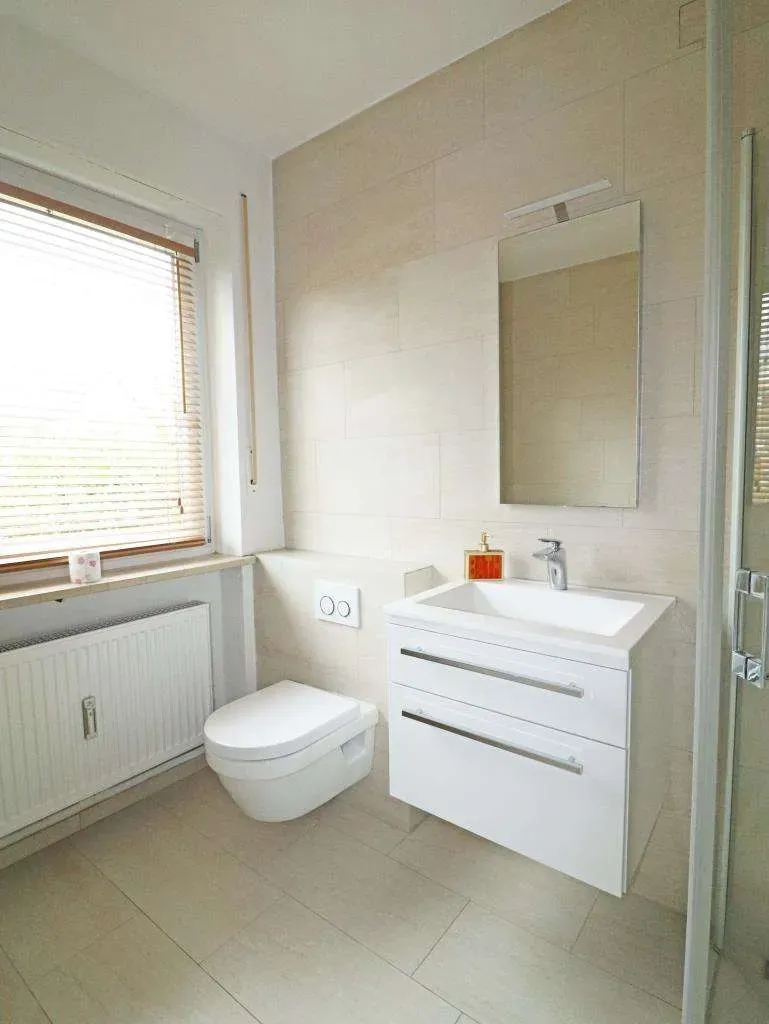 Gepflegte 6 Zi.-Wohnung mit EBK, Garage und Garten, davon 3 Zimmer im separaten DG – Bild 6