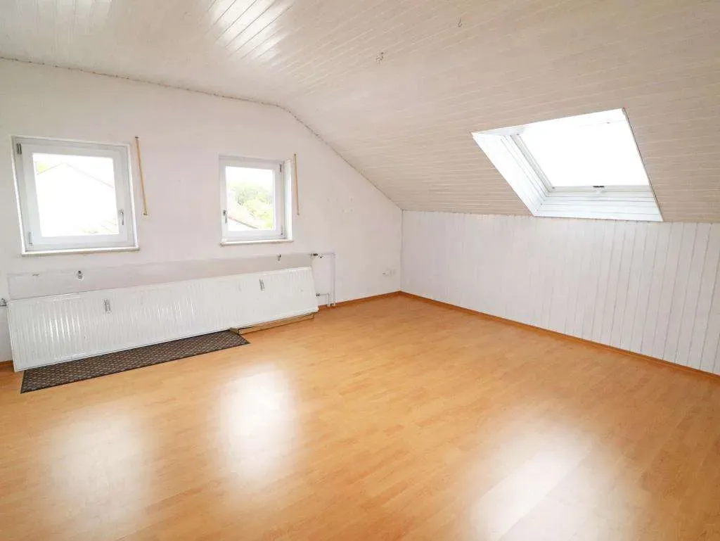 Gepflegte 6 Zi.-Wohnung mit EBK, Garage und Garten, davon 3 Zimmer im separaten DG – Bild 14