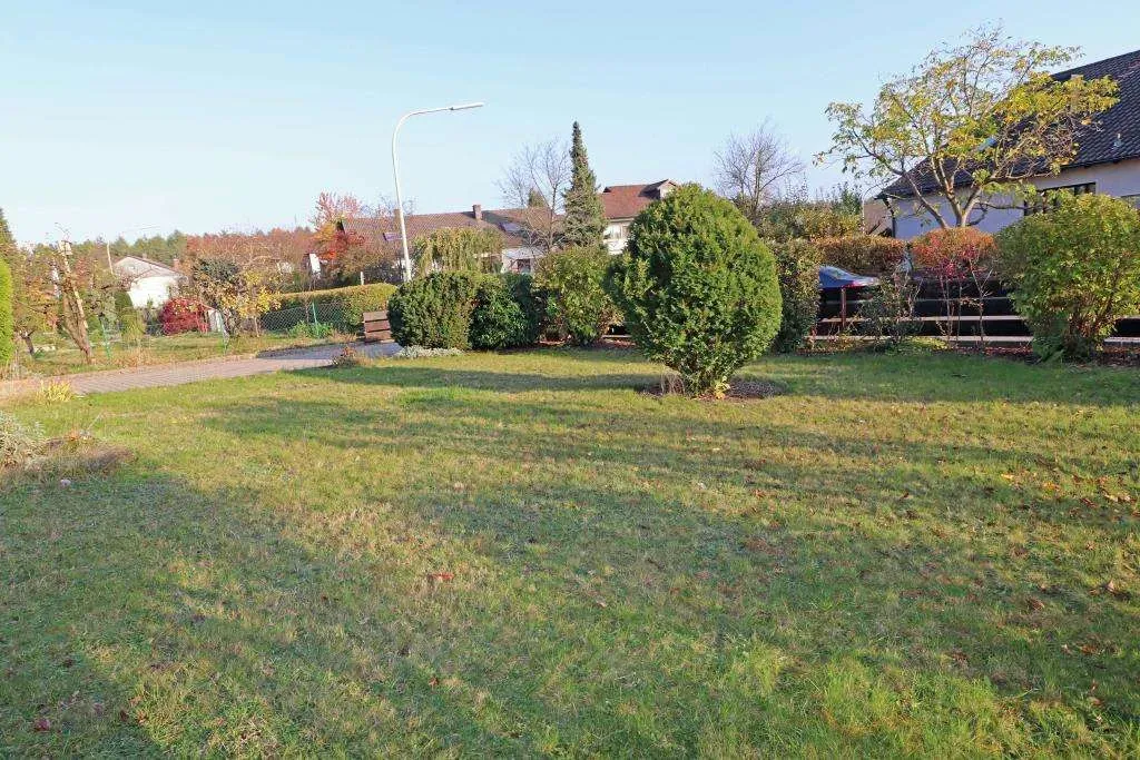 Gepflegte 6 Zi.-Wohnung mit EBK, Garage und Garten, davon 3 Zimmer im separaten DG – Bild 3
