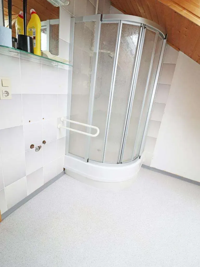 Gepflegte 6 Zi.-Wohnung mit EBK, Garage und Garten, davon 3 Zimmer im separaten DG – Bild 13