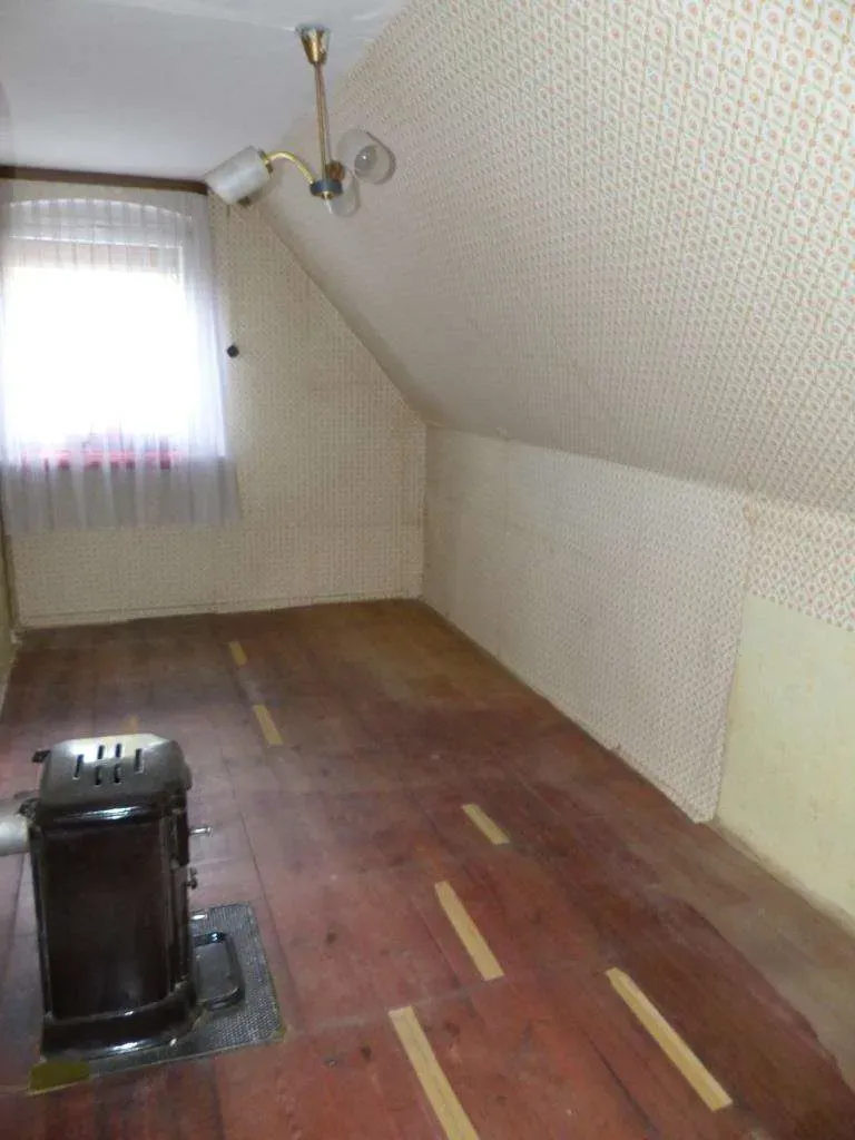 Günstiger Wohnraum!!! Renovierungsbedürftiges Einfam.-Haus mit großer Garage und Stall – Bild 8