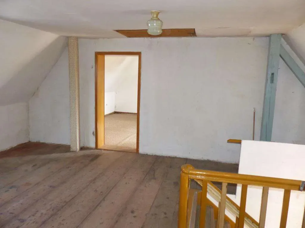 Günstiger Wohnraum!!! Renovierungsbedürftiges Einfam.-Haus mit großer Garage und Stall – Bild 14
