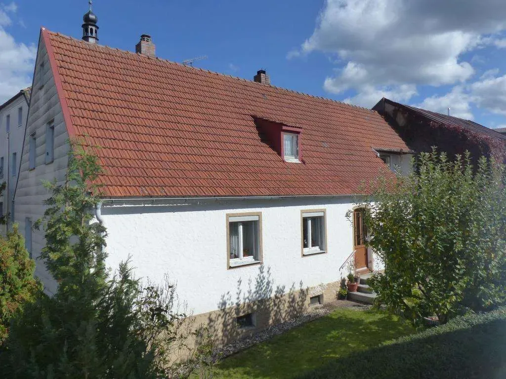 Günstiger Wohnraum!!! Renovierungsbedürftiges Einfam.-Haus mit großer Garage und Stall – Bild 2