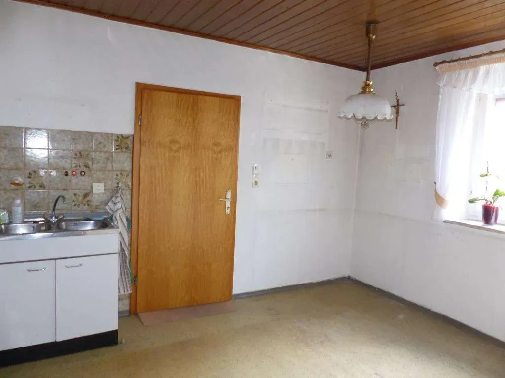 Günstiger Wohnraum!!! Renovierungsbedürftiges Einfam.-Haus mit großer Garage und Stall – Bild 11