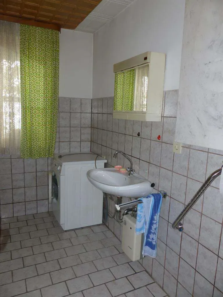 Günstiger Wohnraum!!! Renovierungsbedürftiges Einfam.-Haus mit großer Garage und Stall – Bild 7