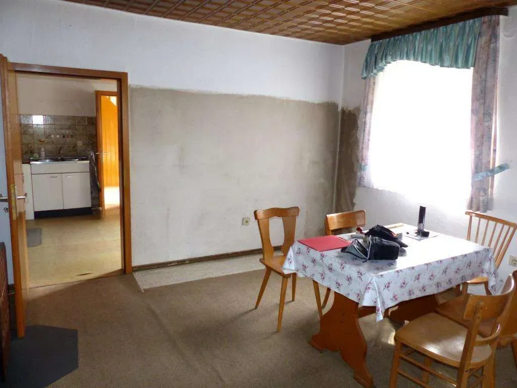 Günstiger Wohnraum!!! Renovierungsbedürftiges Einfam.-Haus mit großer Garage und Stall – Bild 10