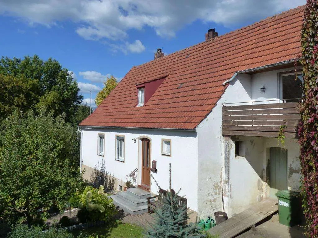 Günstiger Wohnraum!!! Renovierungsbedürftiges Einfam.-Haus mit großer Garage und Stall – Bild 1