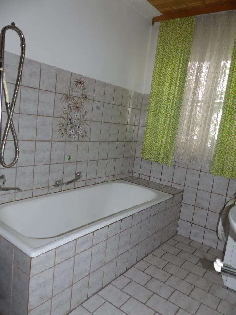 Günstiger Wohnraum!!! Renovierungsbedürftiges Einfam.-Haus mit großer Garage und Stall – Bild 6