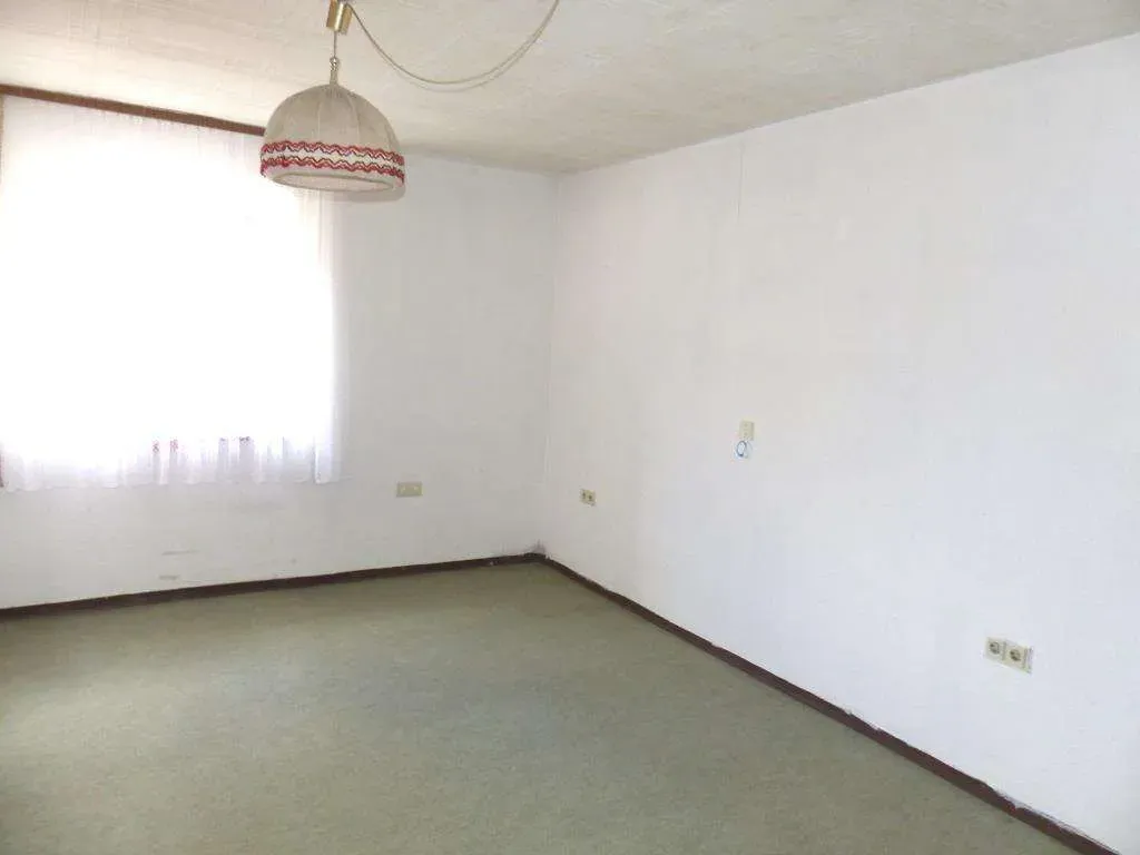 Günstiger Wohnraum!!! Renovierungsbedürftiges Einfam.-Haus mit großer Garage und Stall – Bild 9