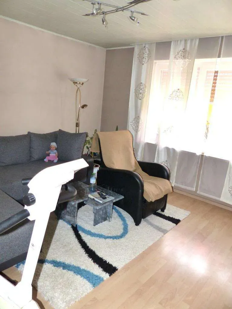 Günstiges Anlageobjekt geboten!! 4 Fam.-Wohnhaus mit 5 Garagen und Gartenfläche – Bild 7