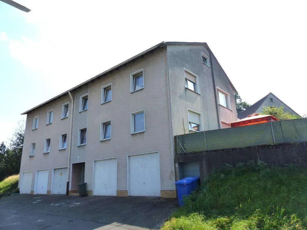 Günstiges Anlageobjekt geboten!! 4 Fam.-Wohnhaus mit 5 Garagen und Gartenfläche – Bild 1